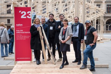 Salon dřevostaveb 2023 zahájen, výstava u Národního divadla pokračuje