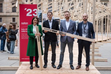 Salon dřevostaveb 2023 zahájen, výstava u Národního divadla pokračuje
