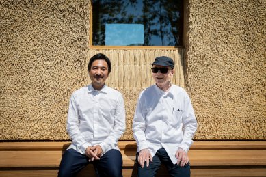 Vitra Campus představuje nový přírůstek. Zahradní domek z udržitelných materiálů navrhl architekt Tsuyoshi Tane. - Tsuyoshi Tane a Rolf Fehlbaum - foto: Julien Lanoo