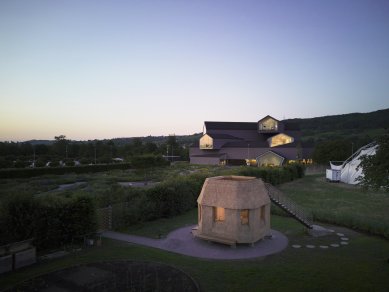 Vitra Campus představuje nový přírůstek. Zahradní domek z udržitelných materiálů navrhl architekt Tsuyoshi Tane. - foto: Julien Lanoo