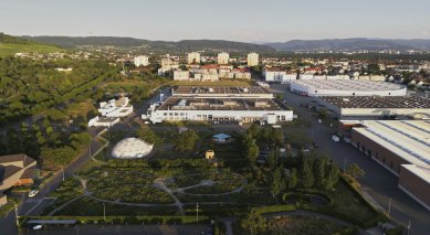 Vitra Campus představuje nový přírůstek. Zahradní domek z udržitelných materiálů navrhl architekt Tsuyoshi Tane. - foto: Julien Lanoo