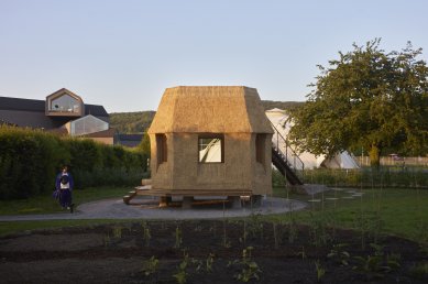 Vitra Campus představuje nový přírůstek. Zahradní domek z udržitelných materiálů navrhl architekt Tsuyoshi Tane. - foto: Julien Lanoo