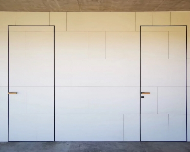 Skryté zárubně a dveře Dorsis – co je důležité pro architekty? - Dorsis Fortius 52 - na výběr máme téměř nekonečné množství variant povrchů. Od přírodních dýh přes nástřik či malbu až po betonové stěrky nebo obklady