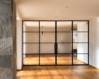 Glass partition DORSIS DIGERO – a sophisticated solution that separates the kitchen from other parts of the apartment