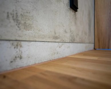 Hidden plinth strip DORSIS – a small technical detail with a big visual effect - Linus with an insert doesn't have to be just in white. By using a suitable design insert, perfect harmony with the wall can be achieved.