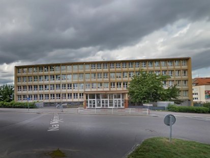 <FASÁDY PRO ŠKOLY I ŠKOLKY> translates to <FAÇADES FOR SCHOOLS AND KINDERGARTENS>