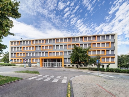 <FASÁDY PRO ŠKOLY I ŠKOLKY> translates to <FAÇADES FOR SCHOOLS AND KINDERGARTENS>