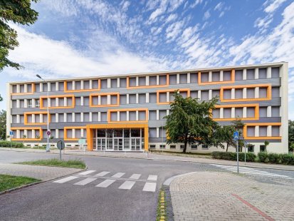 <FASÁDY PRO ŠKOLY I ŠKOLKY> translates to <FAÇADES FOR SCHOOLS AND KINDERGARTENS>