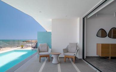 Dia’s Blue: Zrcadlově řešená vila s kouzlem středomoří  - foto: Manos Vardas pro M&T