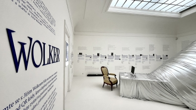 Expozice #JIRIWOLKER v Prostějovském muzeu předává básníkův odkaz s pomocí umělé inteligence