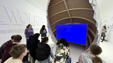 Expozice #JIRIWOLKER v Prostějovském muzeu předává básníkův odkaz s pomocí umělé inteligence