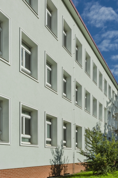 Reconstruction of the facade of the primary school in Brno - foto: Tomáš Malý