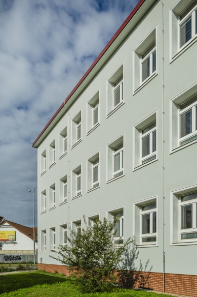 Reconstruction of the facade of the primary school in Brno - foto: Tomáš Malý