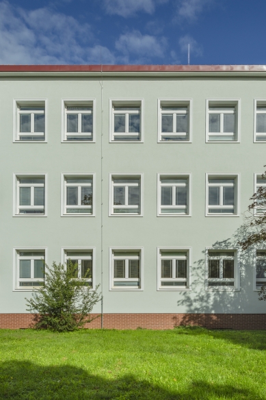 Reconstruction of the facade of the primary school in Brno - foto: Tomáš Malý