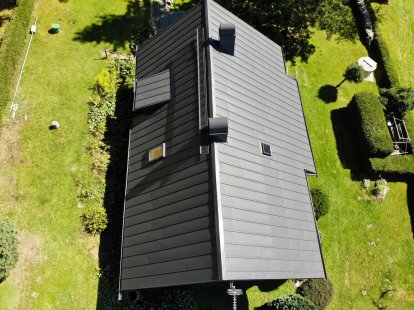 The century-old cottage in Šumava has received a modern Lindab roof
