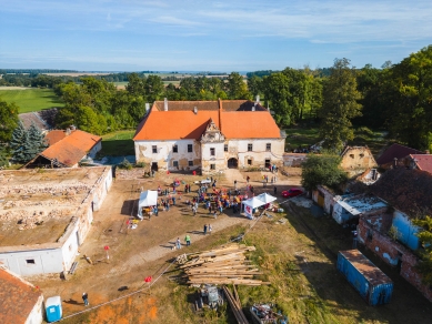 Studio LOXIA koupilo zámek Bzí. Jeho zprovoznění a otevření chtějí architekti stihnout do roku 2030.