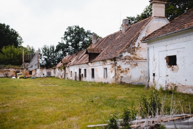 Studio LOXIA koupilo zámek Bzí. Jeho zprovoznění a otevření chtějí architekti stihnout do roku 2030.