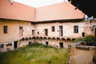 Studio LOXIA koupilo zámek Bzí. Jeho zprovoznění a otevření chtějí architekti stihnout do roku 2030.