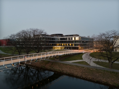 Jako žebra ryby: osvětlení iGuzzini dodává lávce v Hradci Králové novou kvalitu - foto: Jiří Alexander Bednář