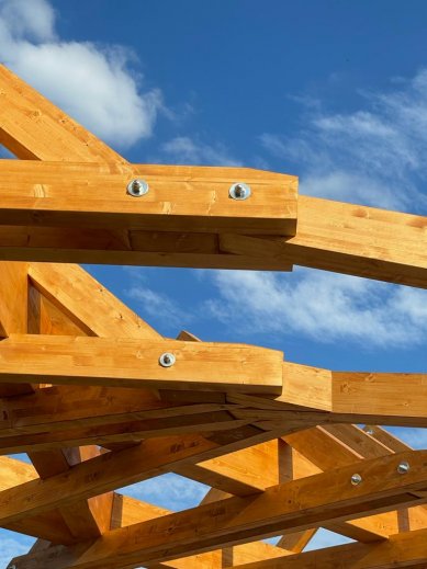 We manufacture wooden supporting structures so that you and the roofing materials can rely on them for decades