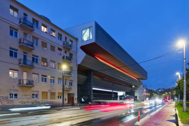 Architekt Dedeček - vernisáž v SNG - Nepřehlédnutelná mostní konstrukce dostavby SNG obracející se do Rázusova nábřeží - foto: Petr Šmídek, 2024