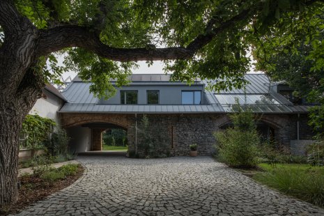 Forgotten Barn: an exceptional work by the architects of Příbram and the builder MARTINICE GROUP, who transformed a century-old ruin into unique living spaces - foto: Petr Polák