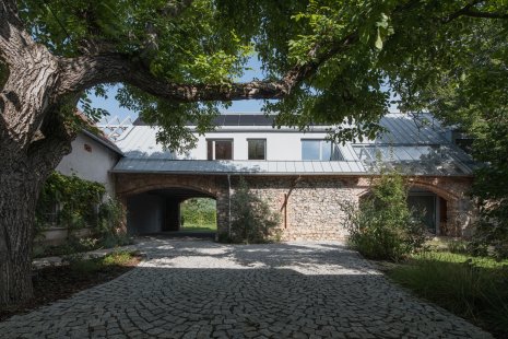 Forgotten Barn: an exceptional work by the architects of Příbram and the builder MARTINICE GROUP, who transformed a century-old ruin into unique living spaces - foto: Petr Polák