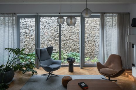 Forgotten Barn: an exceptional work by the architects of Příbram and the builder MARTINICE GROUP, who transformed a century-old ruin into unique living spaces - foto: Petr Polák