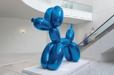 Jeff Koons provokes with his works and breaks auction records.