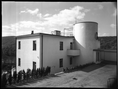 Příběh vily Wittal - Pohled na vstupní průčelí vily Wittal, léto 1933 nebo jaro 1934. Technické muzeum v Brně, inv.č. 20.30-00573