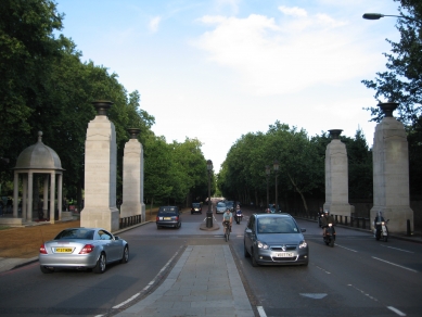 Držitelem Driehausovy ceny 2025 je Liam OʼConnor - Liam OʼConnor Architects, The Commonwealth Memorial Gates, Constitution Hill, Londýn, 1999–2002 - foto: Martin Horáček, 2008 a 2012