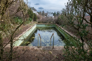 Příběh vily Wittal – 3. díl - Bazén v zahradě vily. Foto David Konečný, 2025