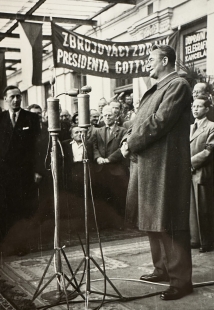 Příběh vily Wittal – 3. díl - Vladimír Matula vítá Klementa Gottwalda v Brně, 10.7.1948. Matula žil ve vile v letech 1945–1948/49. Archiv města Brna, fond U5 signatura XVIIa 247