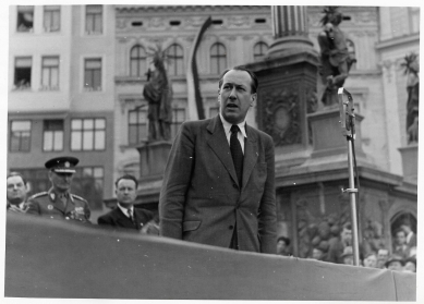 Příběh vily Wittal – 3. díl - František Píšek řeční na náměstí Svobody, 1945–1947. František Píšek žil ve vile v letech 1945–1948. Moravské zemské muzeum, Historické oddělení, inv.č. T 2713