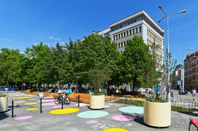 Třída Kpt. Jaroše v Brně po rekonstrukci nabízí novou relaxační zónu s posezením - foto: Petr Šmídek, 2025