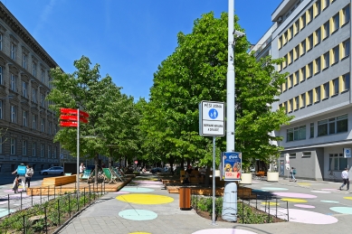 Třída Kpt. Jaroše v Brně po rekonstrukci nabízí novou relaxační zónu s posezením - foto: Petr Šmídek, 2025
