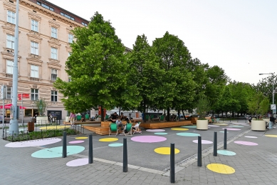 Třída Kpt. Jaroše v Brně po rekonstrukci nabízí novou relaxační zónu s posezením - foto: Petr Šmídek, 2025