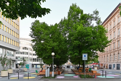 Třída Kpt. Jaroše v Brně po rekonstrukci nabízí novou relaxační zónu s posezením - foto: Petr Šmídek, 2025