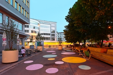 Třída Kpt. Jaroše v Brně po rekonstrukci nabízí novou relaxační zónu s posezením - foto: Petr Šmídek, 2025