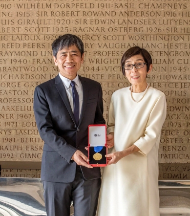 Royal Gold Medal RIBA 2025 awarded to SANAA - Ryue Nishizawa (left) and Kazuyo Sejima (right) - foto: Morley von Sternberg
