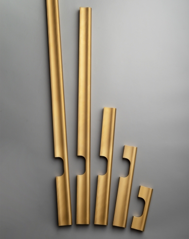 Design without compromises: a detail that changes the way doors are opened - Handle YES! with a hole for finger grip (various lengths, surface titanium brass matte) - foto: M&T