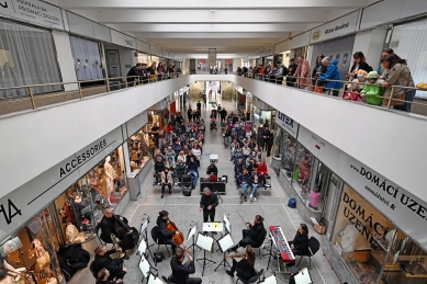 Ohlédnutí za Open House Brno 2025 - Závěrečný koncert v Paláci Alfa, B.Fuchs a K.Bezrouk 1937 - foto: Petr Šmídek, 2025