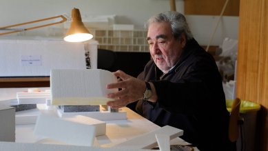 <span>Praemium Imperiale 2025 was awarded to Eduardo Souto de Moura</span> - Eduardo Souto de Moura in his office in Porto (April 2025) - foto: Shun Kambe / The Japan Art Association
