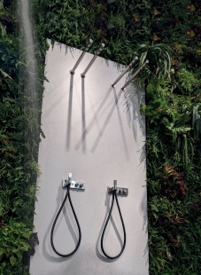 Venkovní dlažba a zahradní sprchy: Prémiová inspirace pro moderní exteriér 