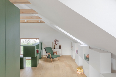 Někdejší skladiště proměnila architektka v sofistikované podkroví