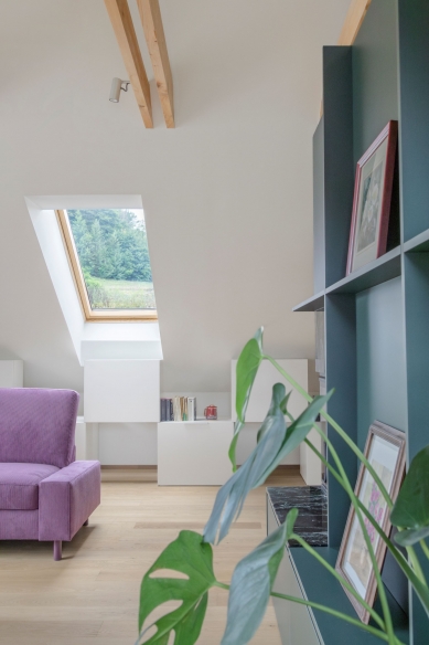 Někdejší skladiště proměnila architektka v sofistikované podkroví