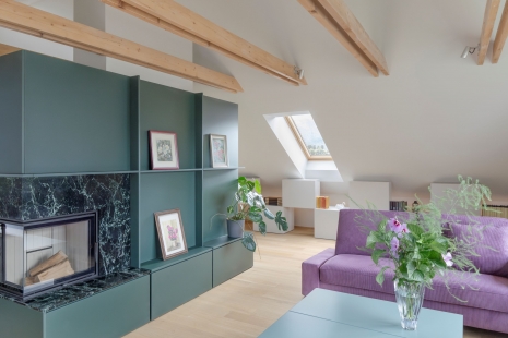 Někdejší skladiště proměnila architektka v sofistikované podkroví