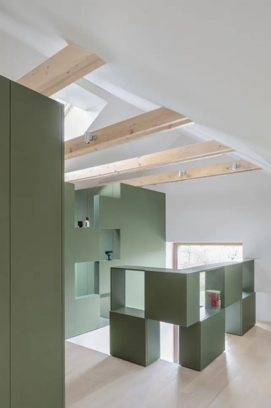 Někdejší skladiště proměnila architektka v sofistikované podkroví