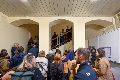 V galerii českobudějovického Domu umění vznikl dům v domě, začala nová výstava - foto: Petr Šmídek, 2025