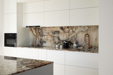 Natural stone in the interior